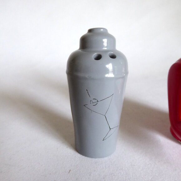 VINTAGE BARTENDER BAR HOLDING COCKTAIL SHAKER CERAMIC SALT & PEPPER SHAKER SET - Picture 8 of 9